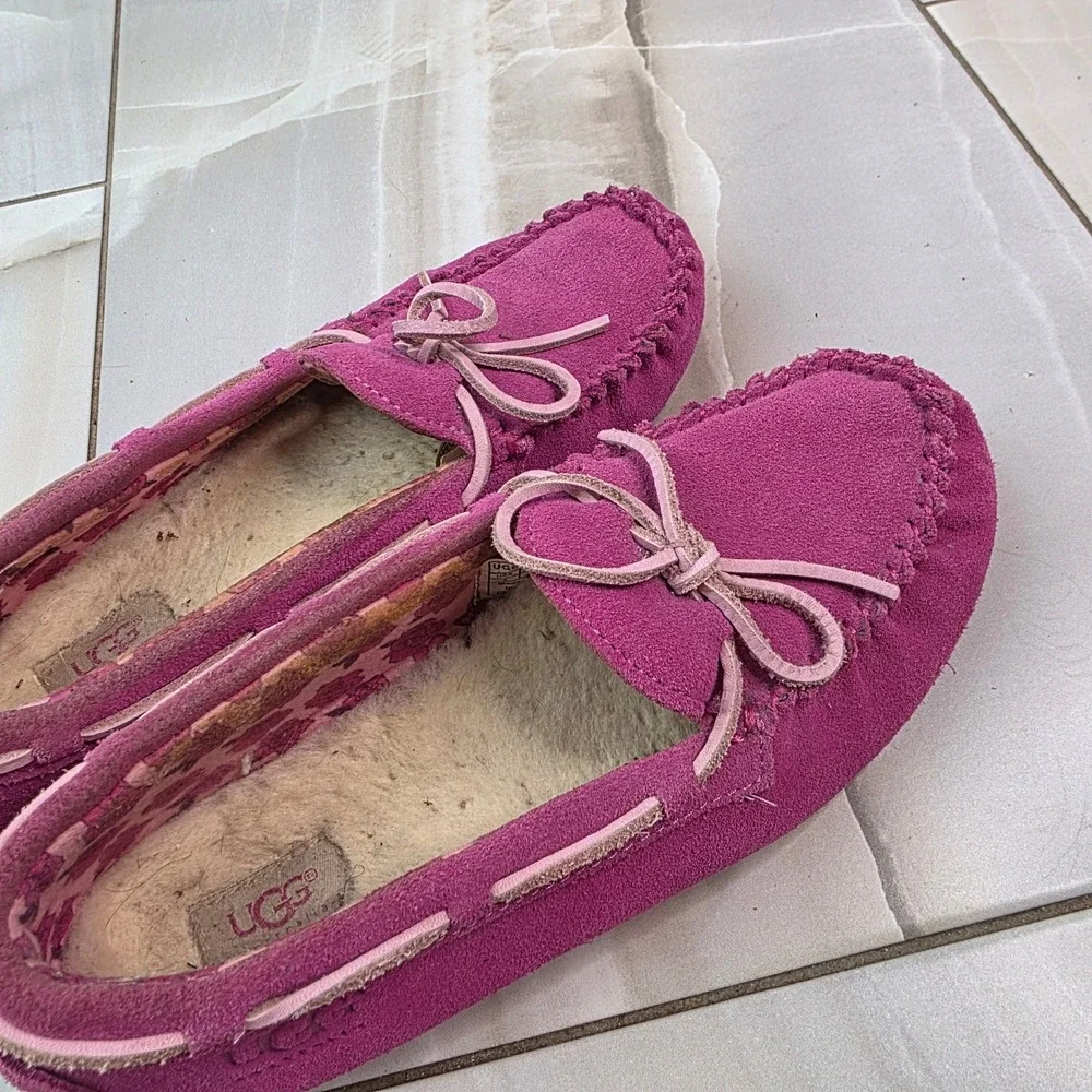 UGG Australia Dakota Magenta Pink Suede Moccasin Slippers 1005595K Kid Size 4 S1